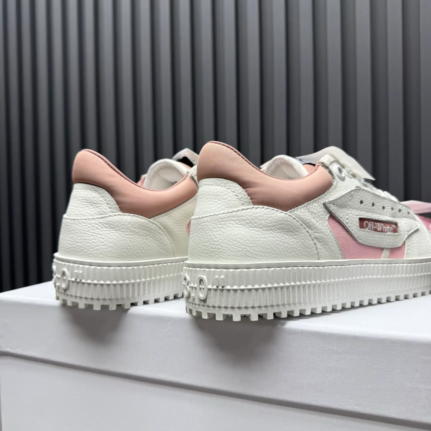 Men's shoes💰680 OFF WHITE ⚡️Couple style⚡️The latest spring style street casual shoes, released with the highest quality version on the market👊Series original mold opening, original lasting, production technology 1:1 original version➰🔜The best choice for more and more celebrities and Internet celebrities🔸In the classics Changes in the code🔸Innovate in the trend🔸Strive to break away from the shackles of bad street design🔝Although he is not the originator of fashion design, he is definitely a shining dark horse in avant-garde design🐴🆙Do not follow the trend🔅Not universal beauty🔅 Fabric💯First-layer cowhide Lining💯Imported skin-friendly and environmentally friendly polyester mesh Foot pads💯Original molded high-elastic environmentally friendly molding pads Midsole💯Made with original last-last technology Outsole💯Rubber outsole Packaging💯Official website synchronizes full set of packaging (brand wrapping paper, brand certificate, brand cloth bag) Code numbers 35-44, 45 46 Customized